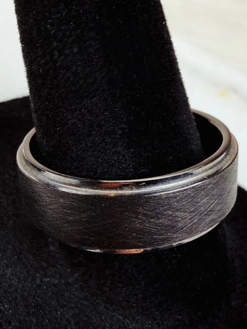 Gorgeous black men’s size 9 1/2 band ring